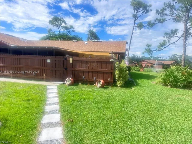 a view of a back yard