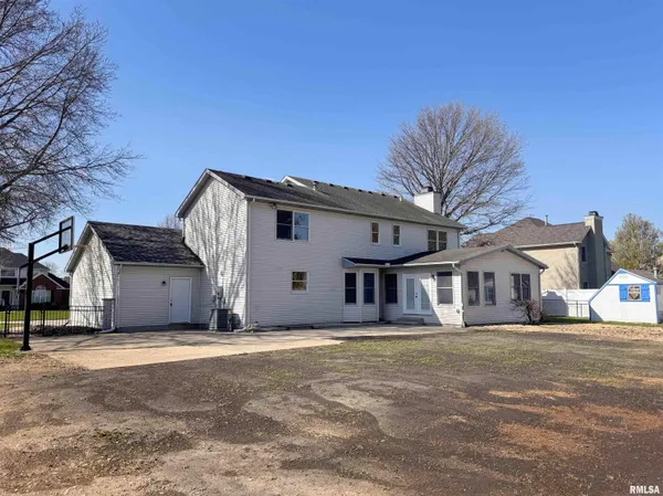 $425,500 | 1118 Wedgewood Court, Decatur, IL 62526