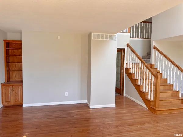 $425,500 | 1118 Wedgewood Court, Decatur, IL 62526