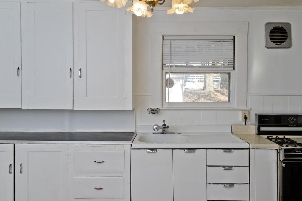 1003 Allen Street Springfield, MA 01118 - Photo 8 of 25