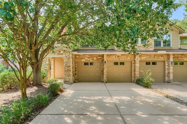 $2,295 | 87 Woodlily Place, The Woodlands, TX 77382