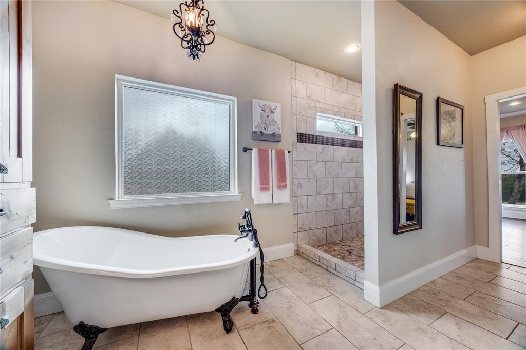1462 Durham Road Whitewright, TX 75491 - Photo 18 of 40 a bathroom with a bathtub and shower