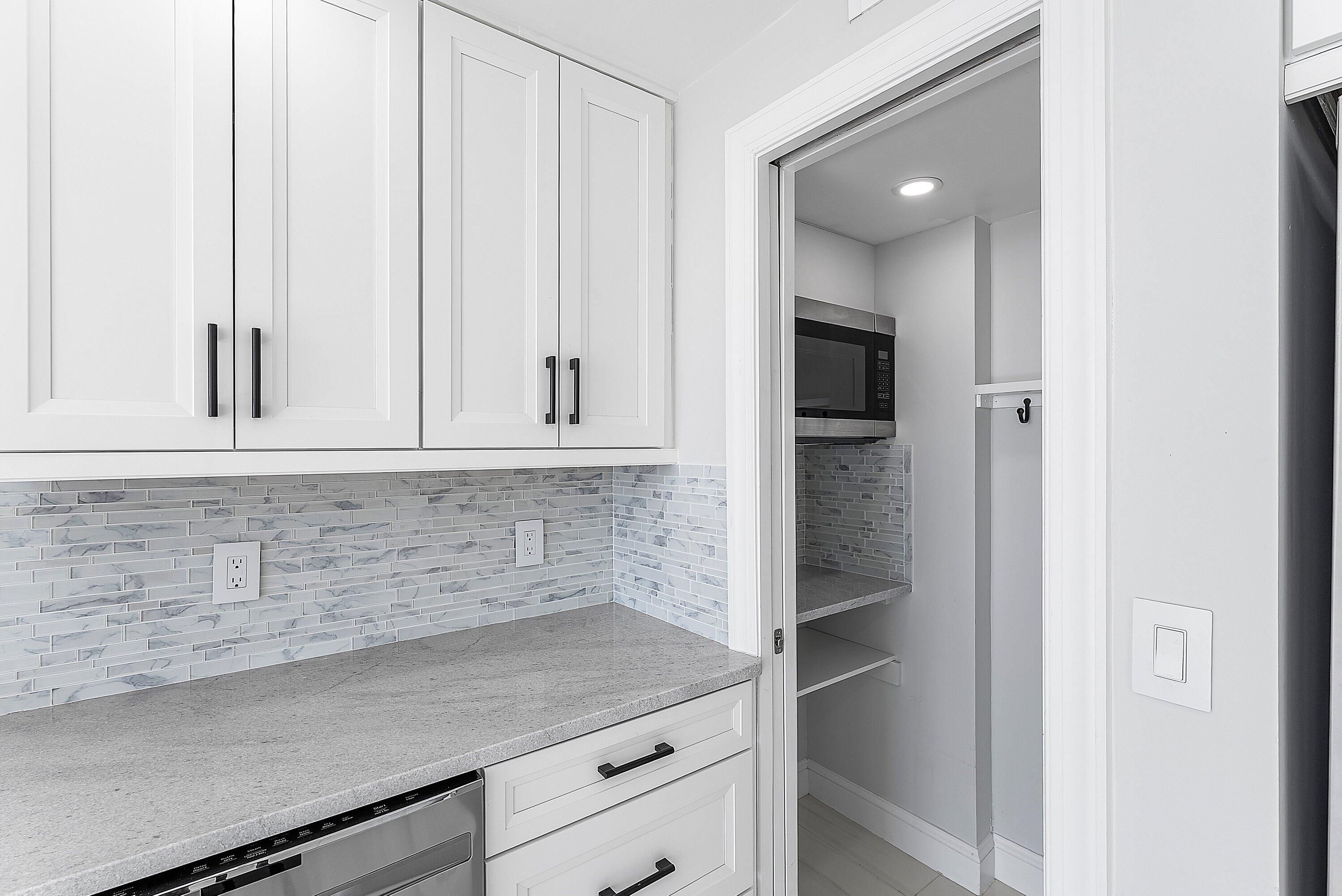 2800 South Ocean Boulevard, Unit 4E Boca Raton, FL 33432 - Photo 13 of 51 a view of cabinets and window