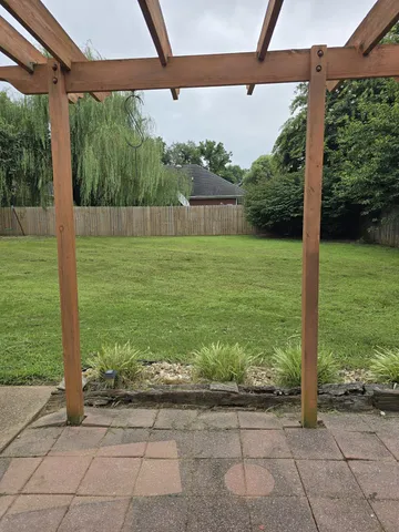 a view of yard with green space