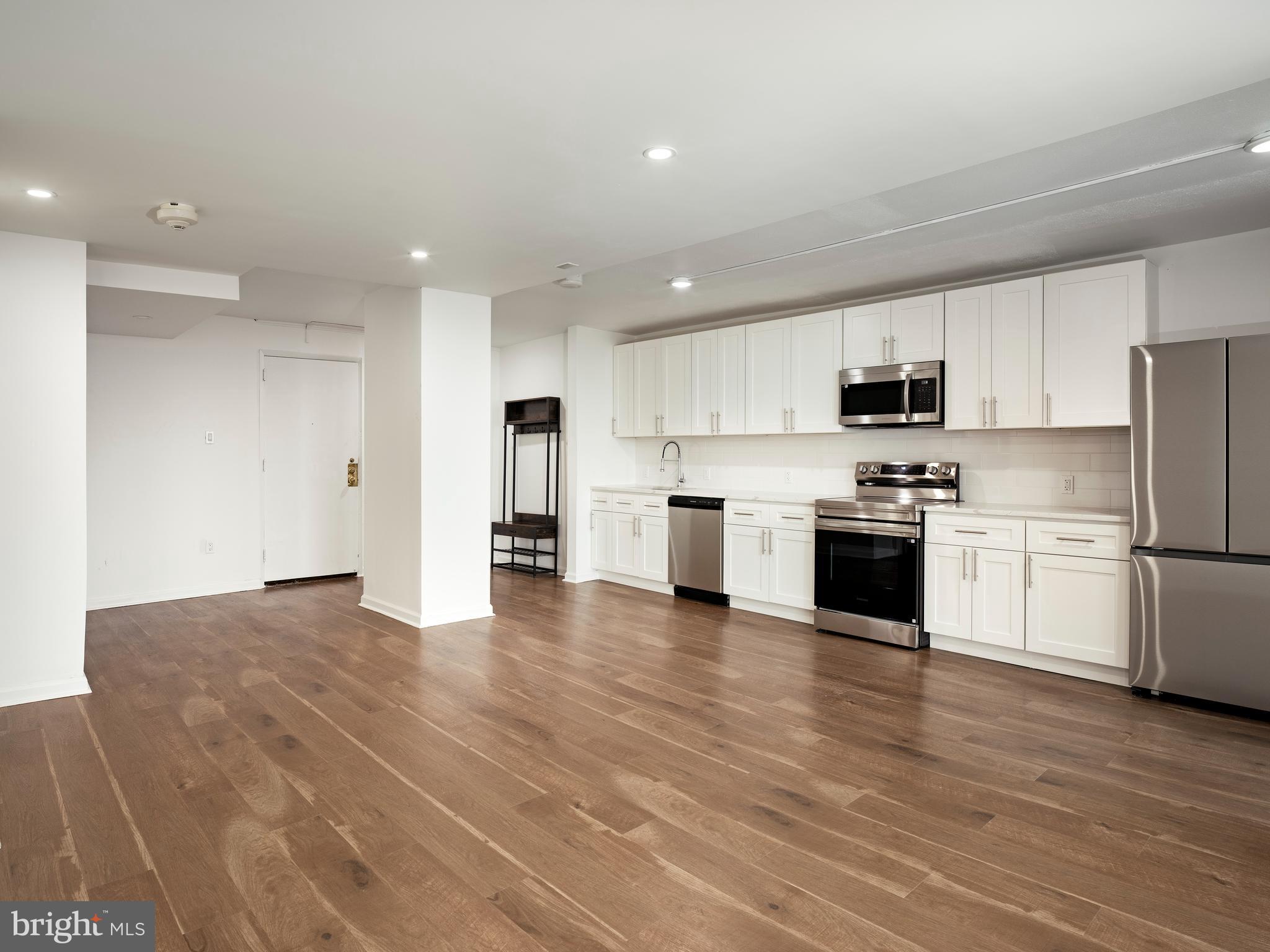 3900 West Ford Road, Unit 20E Philadelphia, PA 19131 - Photo 5 of 27 Kitchen/Living Room