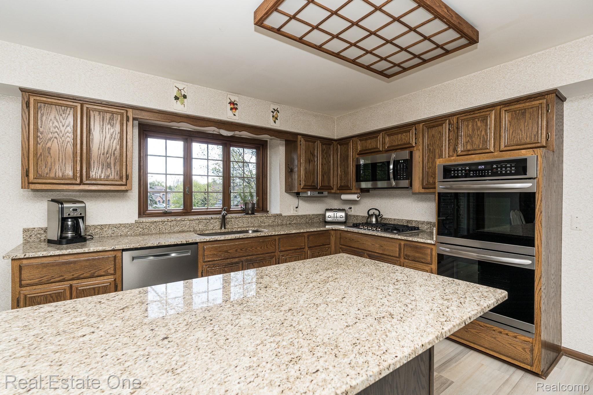 3798 Summit Ridge Drive Rochester, MI 48306 - Photo 10 of 32 3798 Summit Ridge NEW GRANITE ISLAND MLS-W010jpg