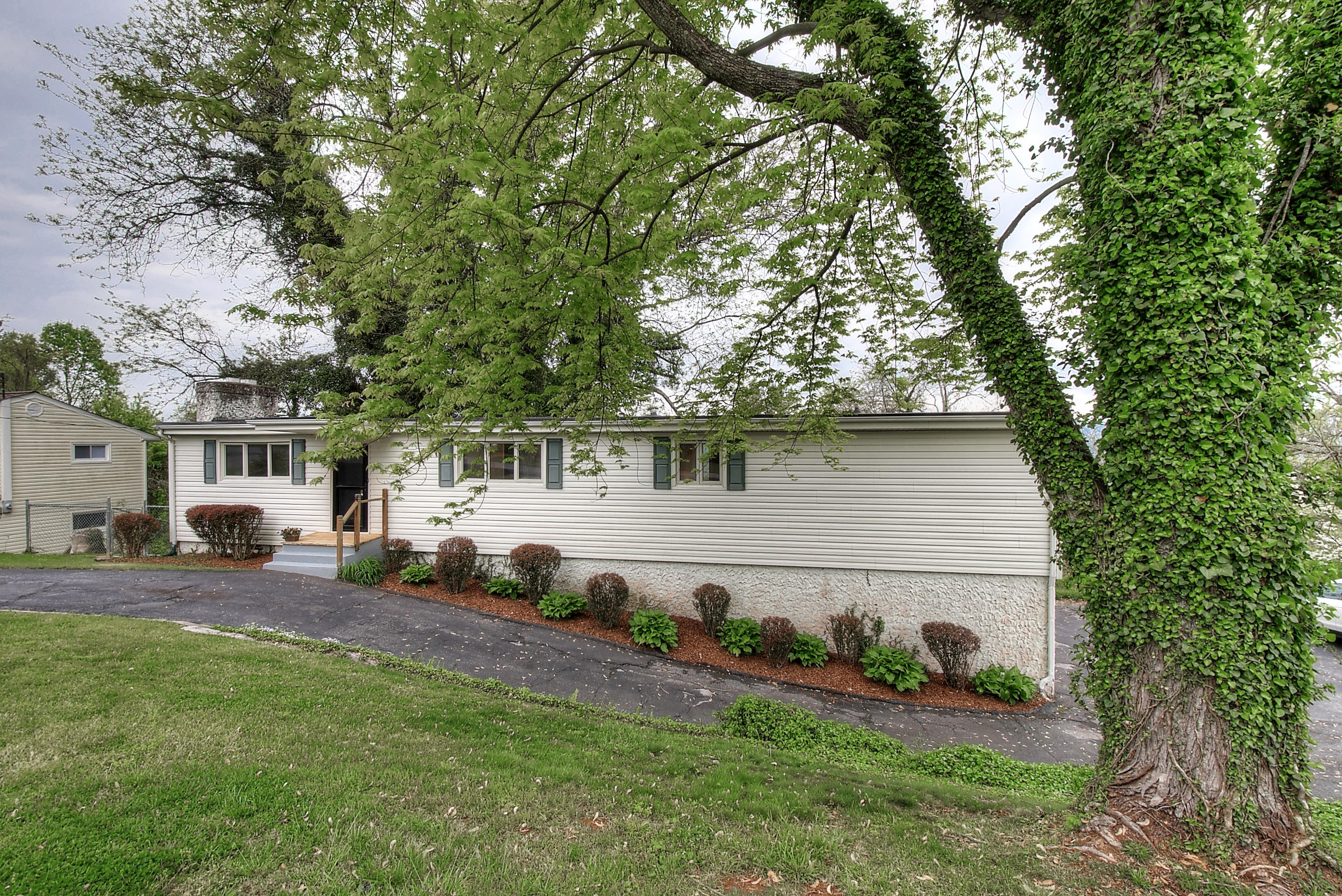 4584 Old Stage Road Kingsport, TN 37664 - Photo 3 of 44 DSC_0004_5_6