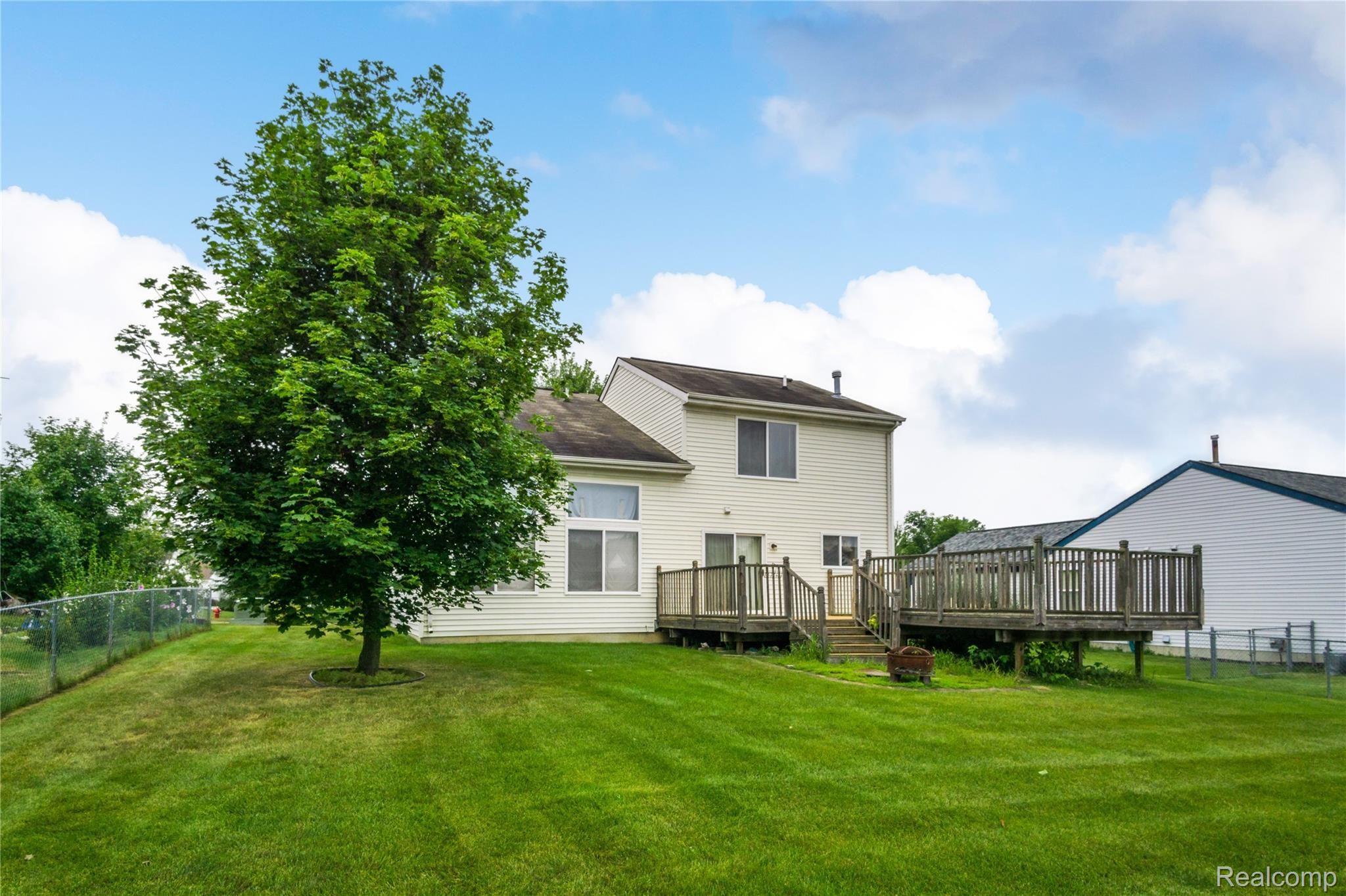 728 Ridgecrest Street Fenton, MI 48430 - Photo 23 of 25 Exteriors (7 of 11).jpg