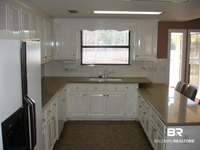 9305 Bay Point Drive Elberta, AL 36530 - Photo 20 of 45 KITCHEN