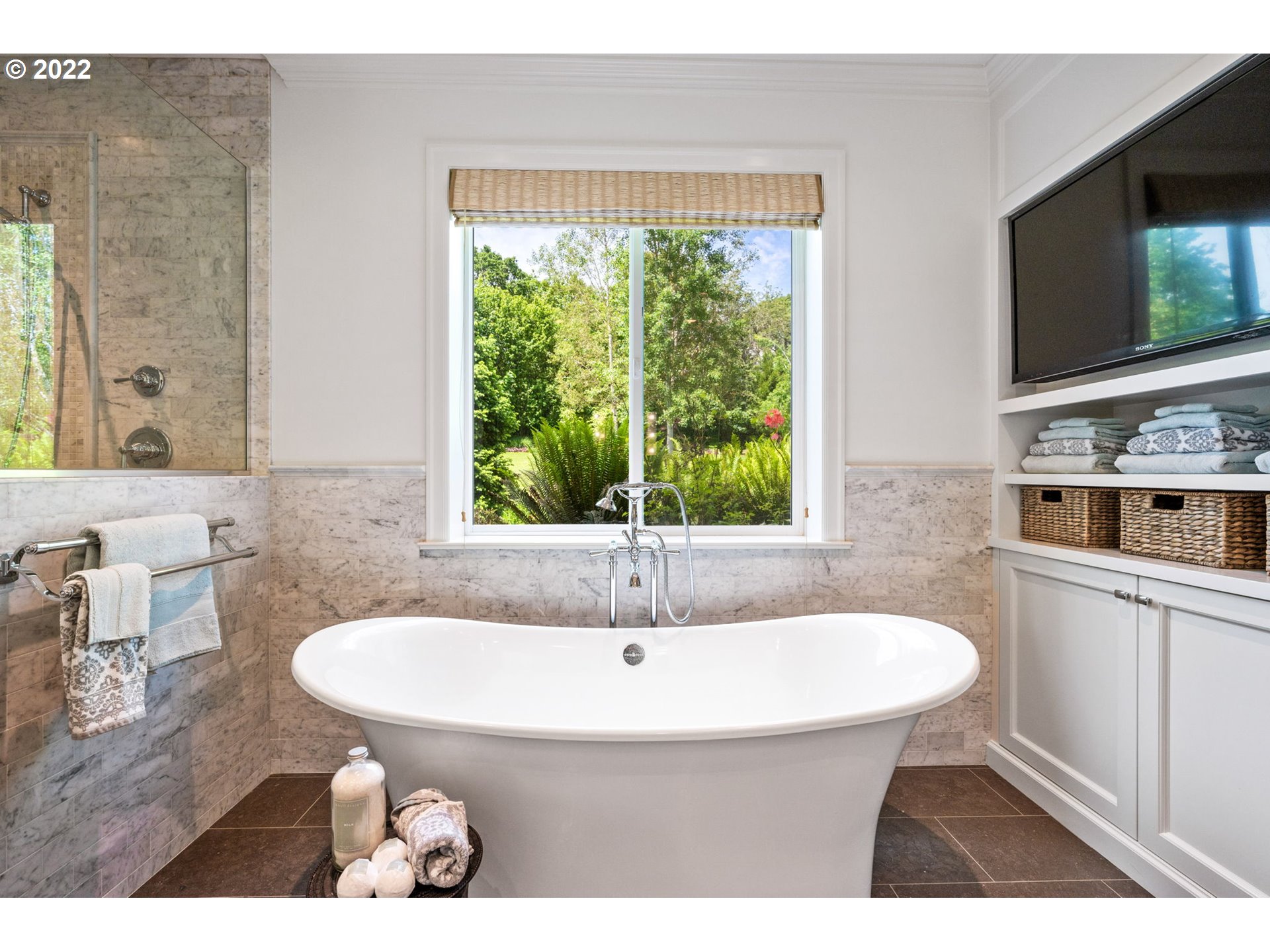 29195 Northeast Benjamin Road Newberg, OR 97132 - Photo 15 of 32 a bathroom with a sink and a bathtub