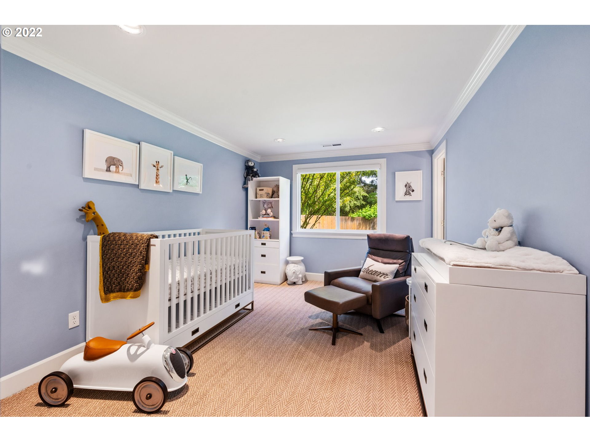 29195 Northeast Benjamin Road Newberg, OR 97132 - Photo 18 of 32 a view of livingroom with furniture and windows