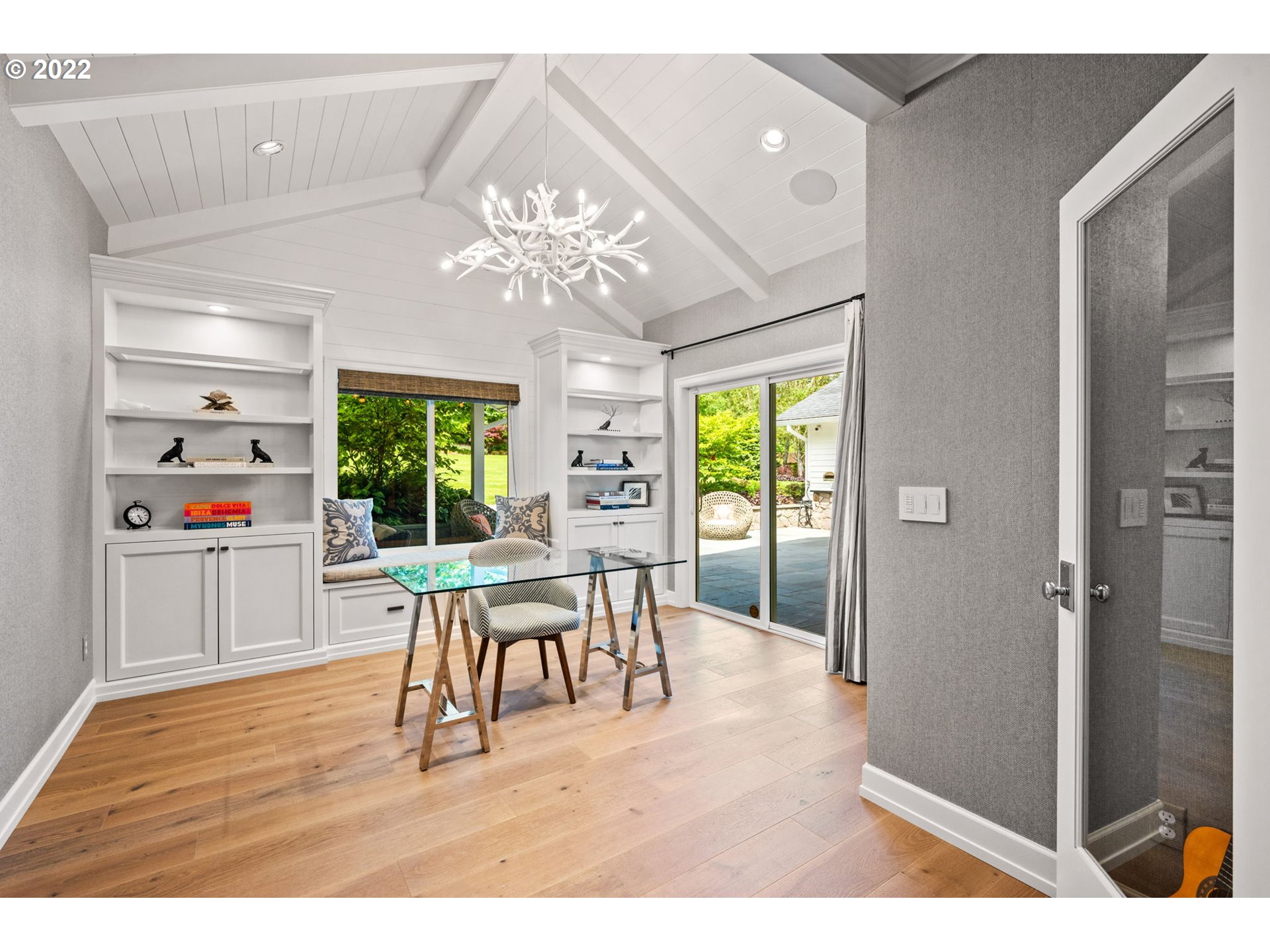 29195 Northeast Benjamin Road Newberg, OR 97132 - Photo 21 of 32 a view of a dining room with furniture a chandelier and wooden floor