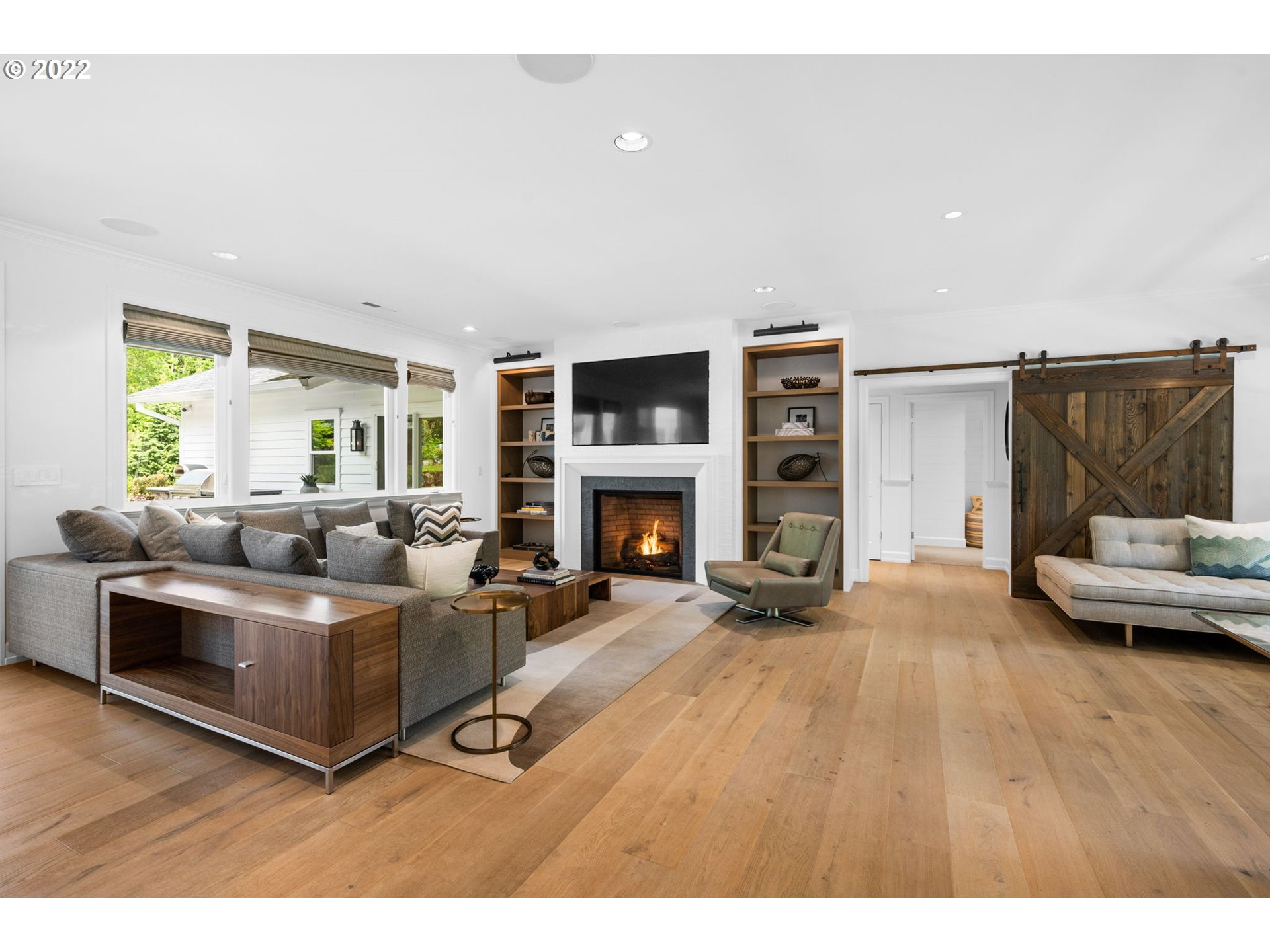 29195 Northeast Benjamin Road Newberg, OR 97132 - Photo 4 of 32 a living room with furniture and a fireplace