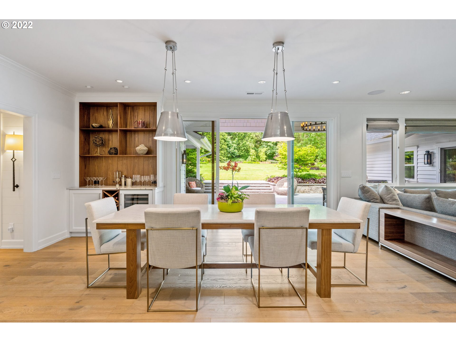 29195 Northeast Benjamin Road Newberg, OR 97132 - Photo 8 of 32 a living room with furniture