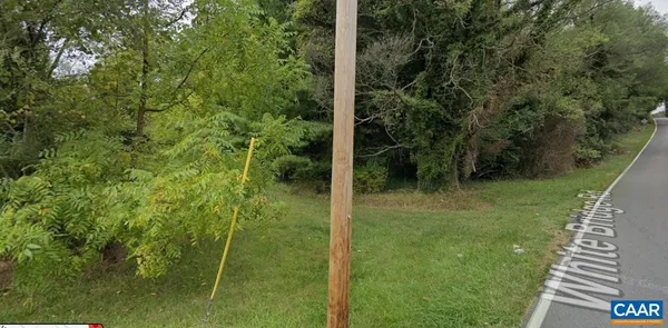 a view of a back yard