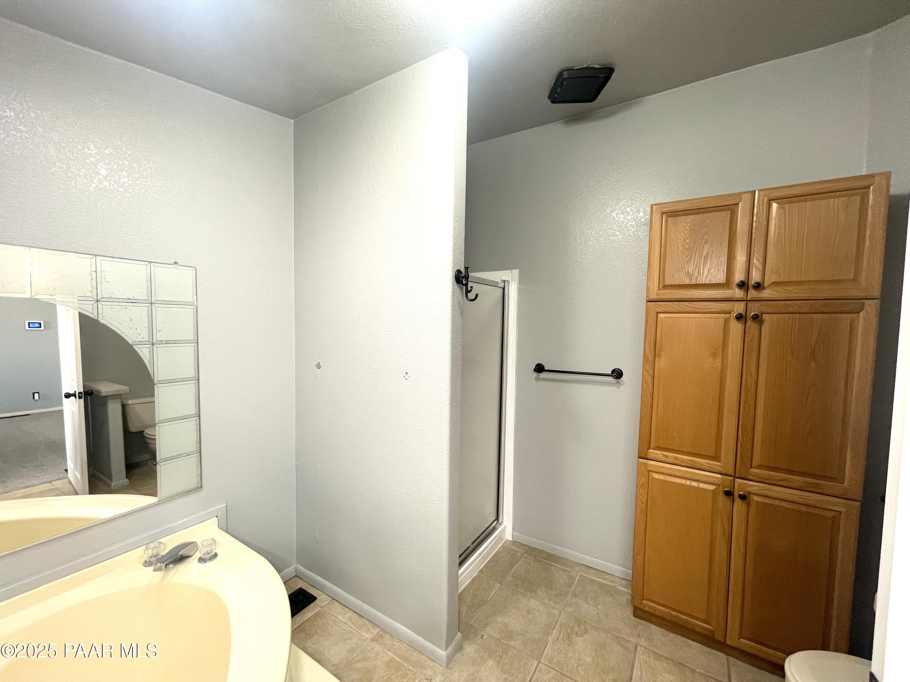 22355 North Docs Road Paulden, AZ 86334 - Photo 10 of 20 a bathroom with a tub