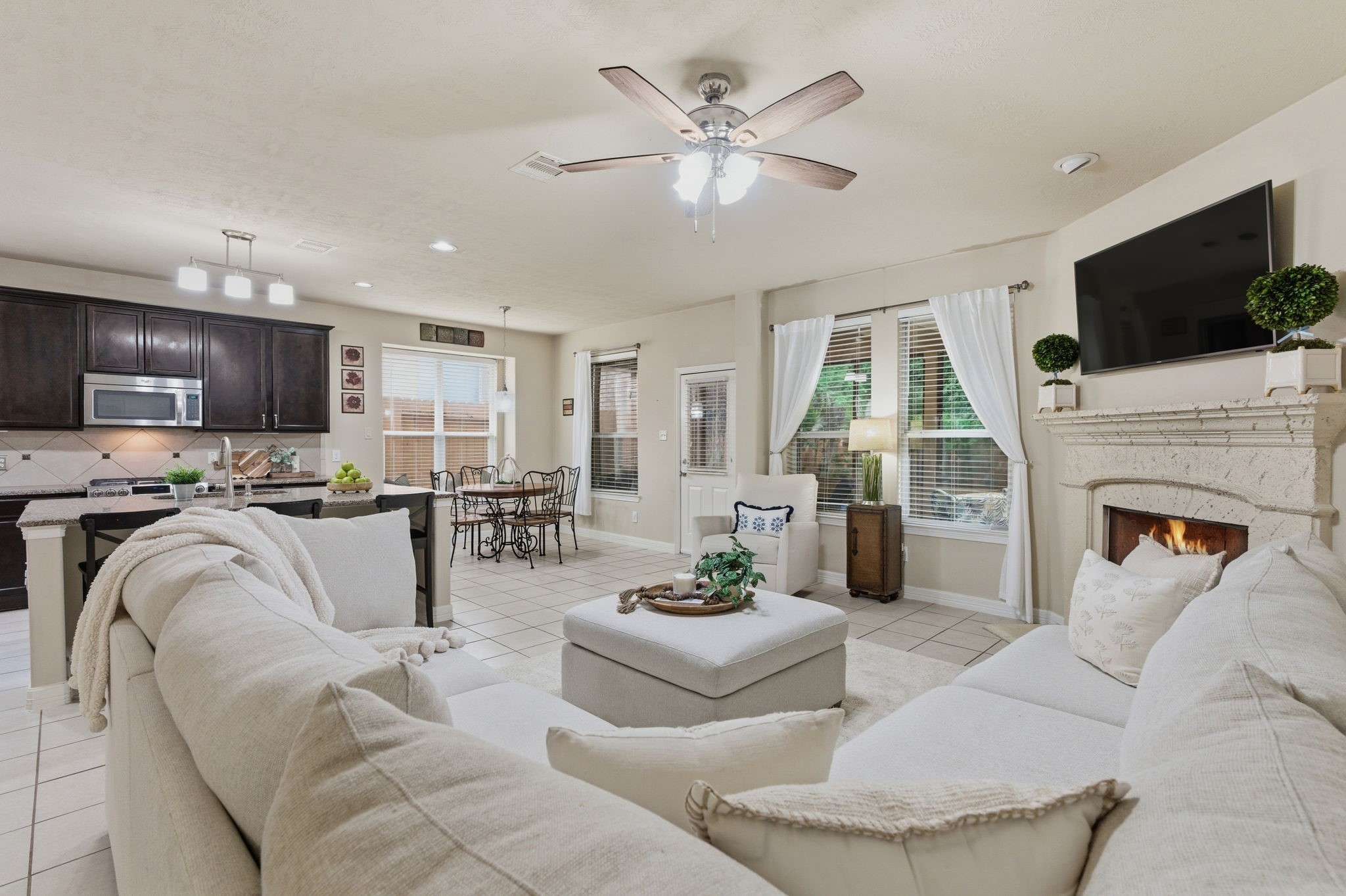 1737 Round Oak Lane Conroe, TX 77304 - Photo 29 of 39 Plenty of space for your family and friends to gather.