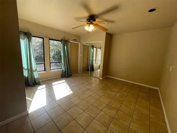 a view of entryway with window