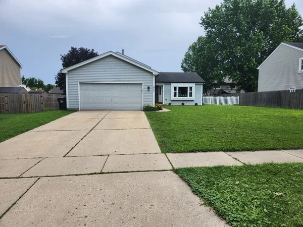 $2,950 | 827 Boxwood Drive, Crystal Lake, IL 60014