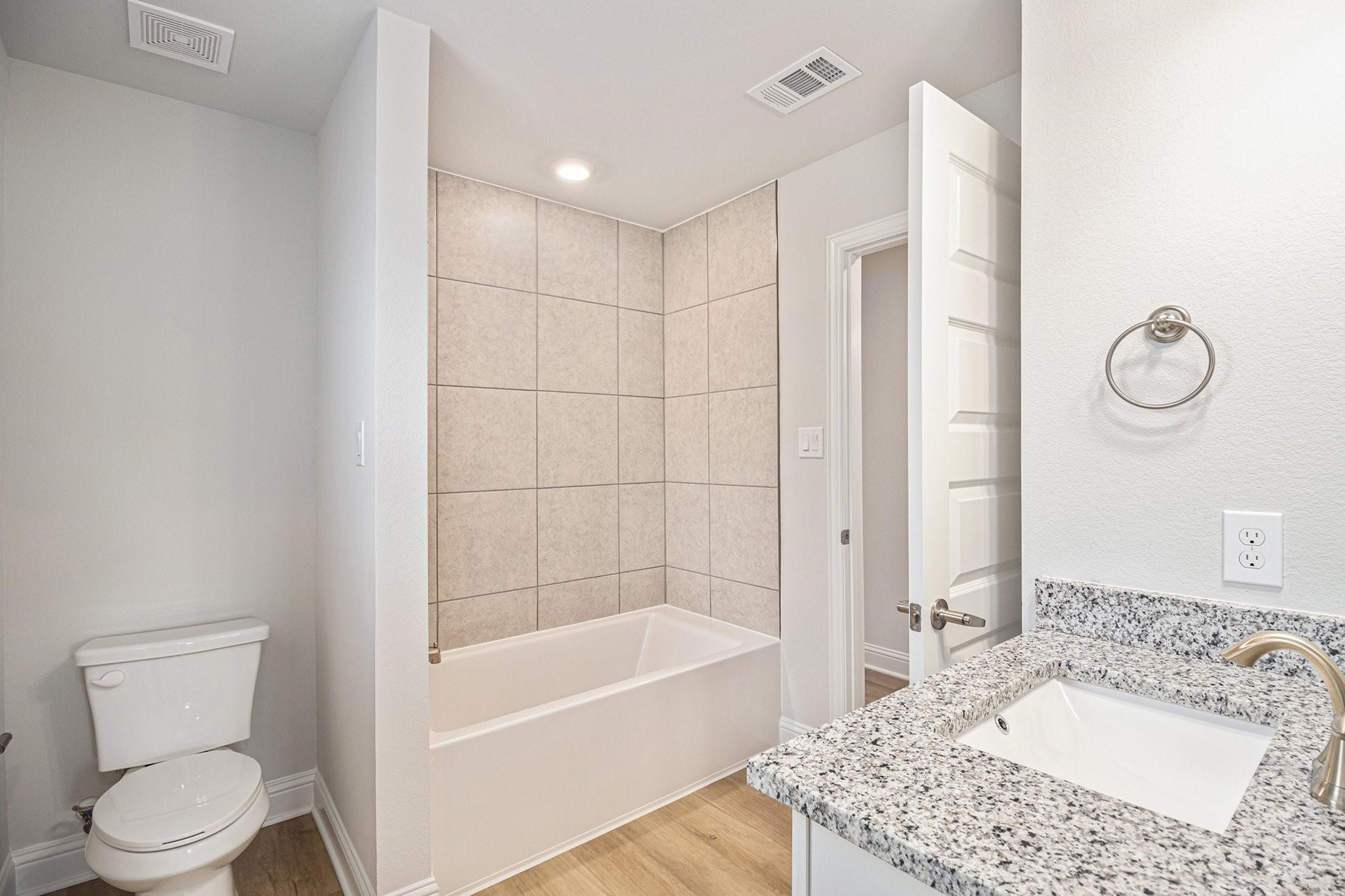 18 Keystone Court Angleton, TX 77515 - Photo 6 of 9