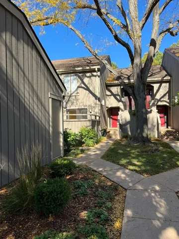 $299,000 | 315 Bluff Court, Unit C, Lake Barrington, IL 60010