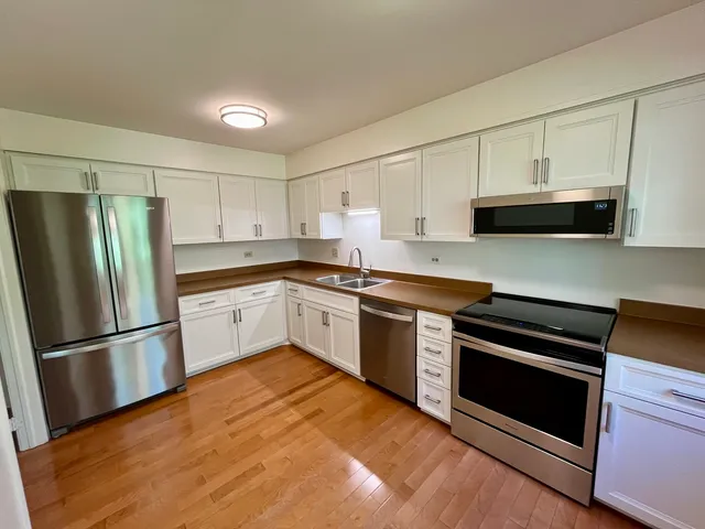 $299,000 | 315 Bluff Court, Unit C, Lake Barrington, IL 60010