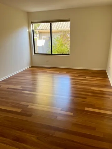 $299,000 | 315 Bluff Court, Unit C, Lake Barrington, IL 60010