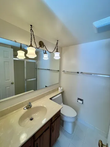 $299,000 | 315 Bluff Court, Unit C, Lake Barrington, IL 60010