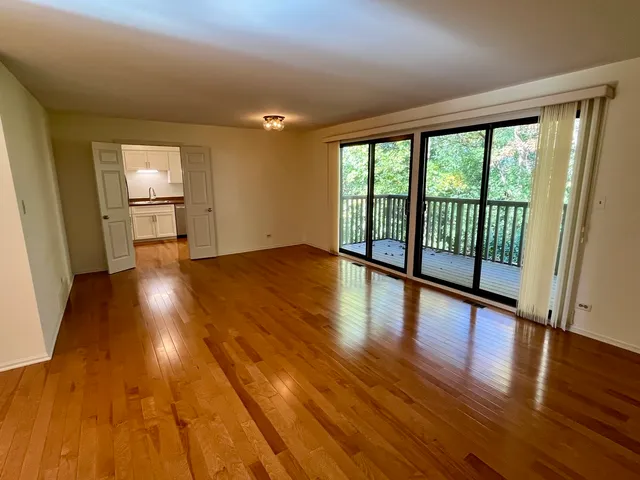 $299,000 | 315 Bluff Court, Unit C, Lake Barrington, IL 60010