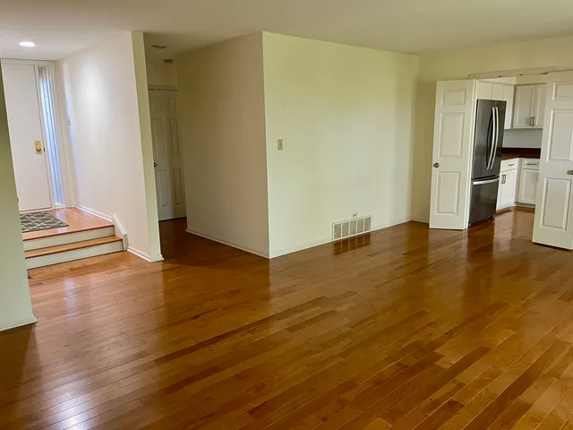 $299,000 | 315 Bluff Court, Unit C, Lake Barrington, IL 60010