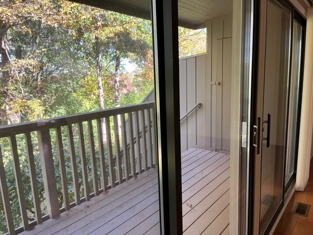 $299,000 | 315 Bluff Court, Unit C, Lake Barrington, IL 60010