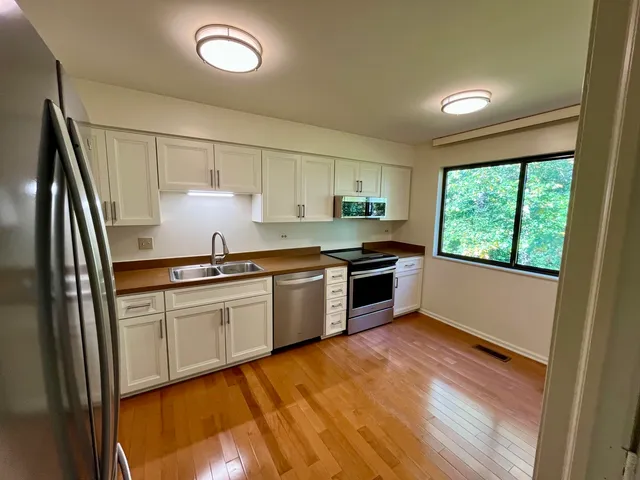 $299,000 | 315 Bluff Court, Unit C, Lake Barrington, IL 60010