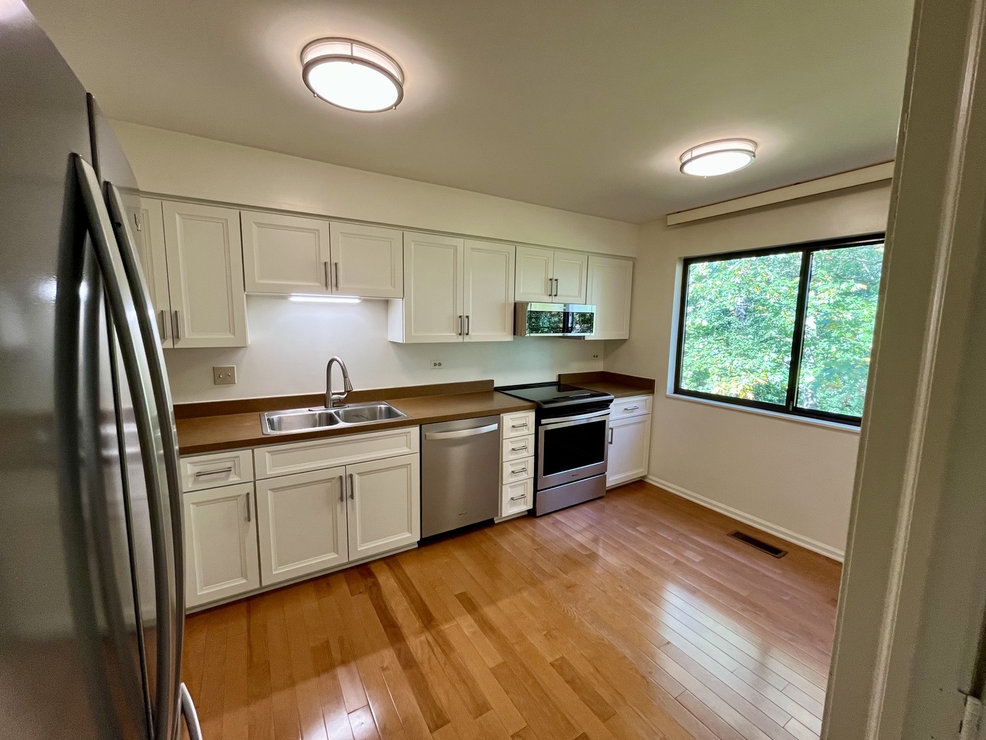 315 Bluff Court, Unit C Lake Barrington, IL 60010 - Photo 10 of 43 a kitchen with granite countertop a stove a sink and a refrigerator