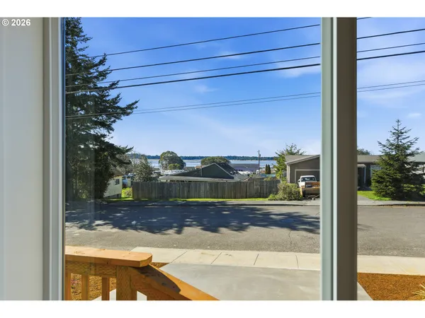 $289,000 | 559 South Wall Street, Coos Bay, OR 97420