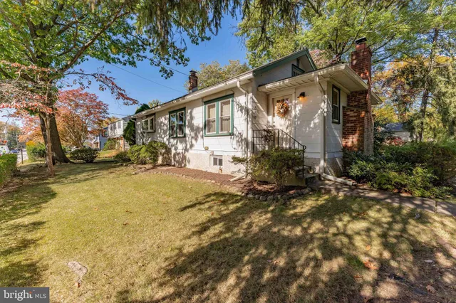 a view of a yard in front of house