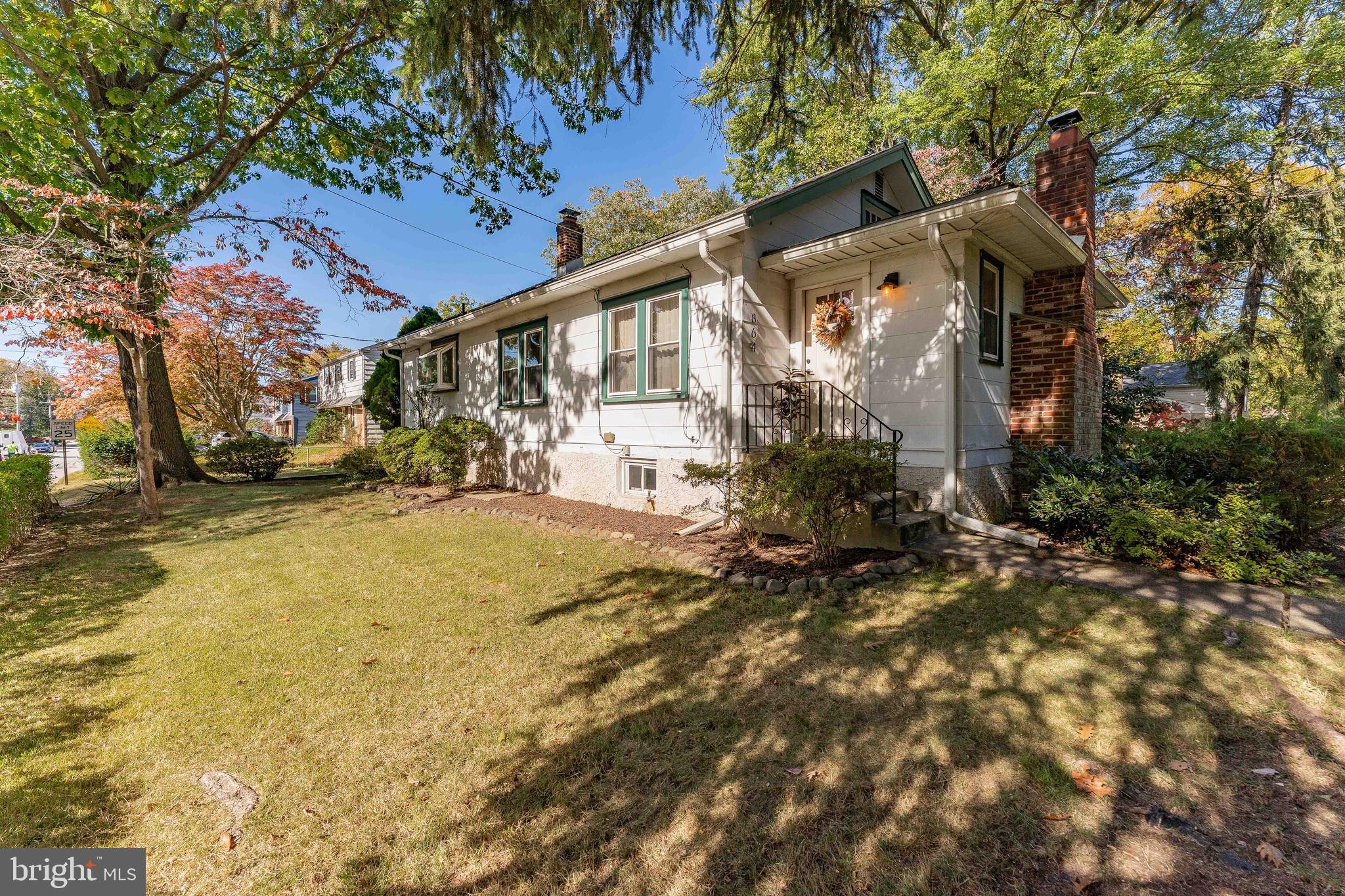 a view of a yard in front of house