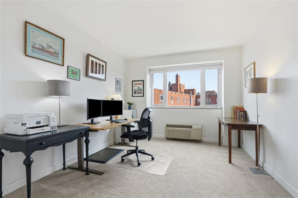 128 North Craig Street, Unit 814 Pittsburgh, PA 15213 - Photo 20 of 34 a workspace with furniture and window