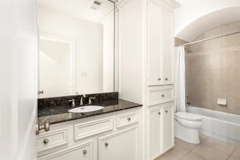 $1,275,000 | 107 Wynden Trace Lane, Houston, TX 77056