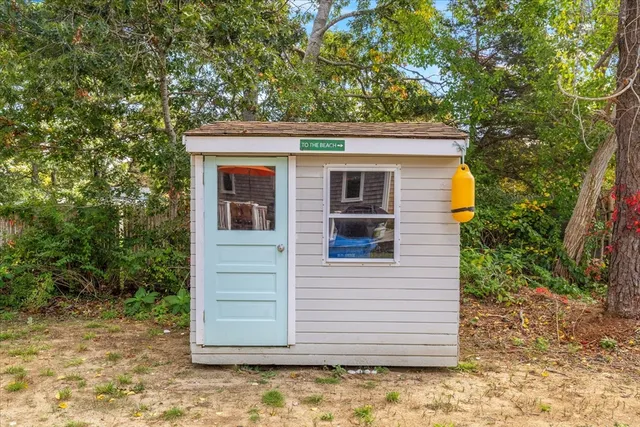 a view of a house with a backyard