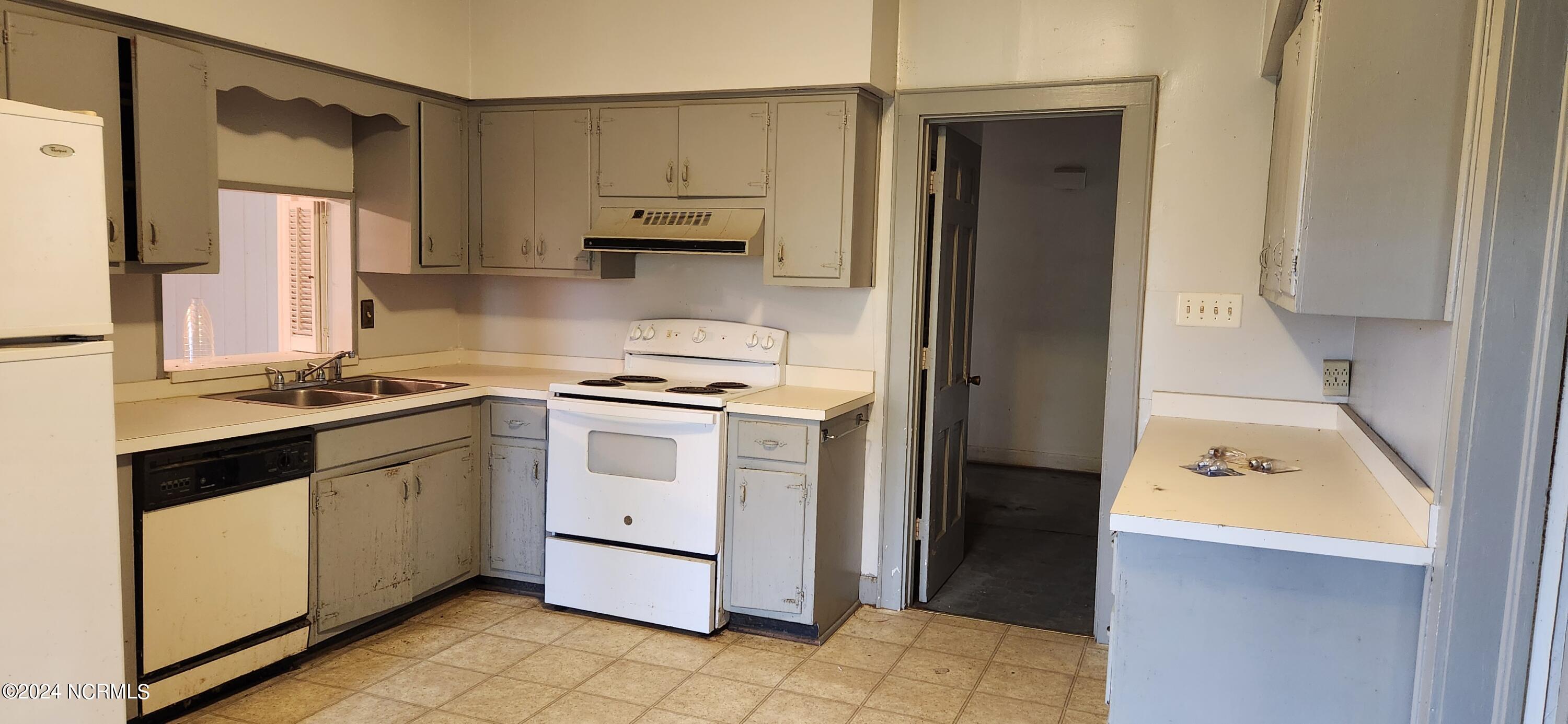 12820 Old Wire Road Laurinburg, NC 28352 - Photo 9 of 12 Kitchen