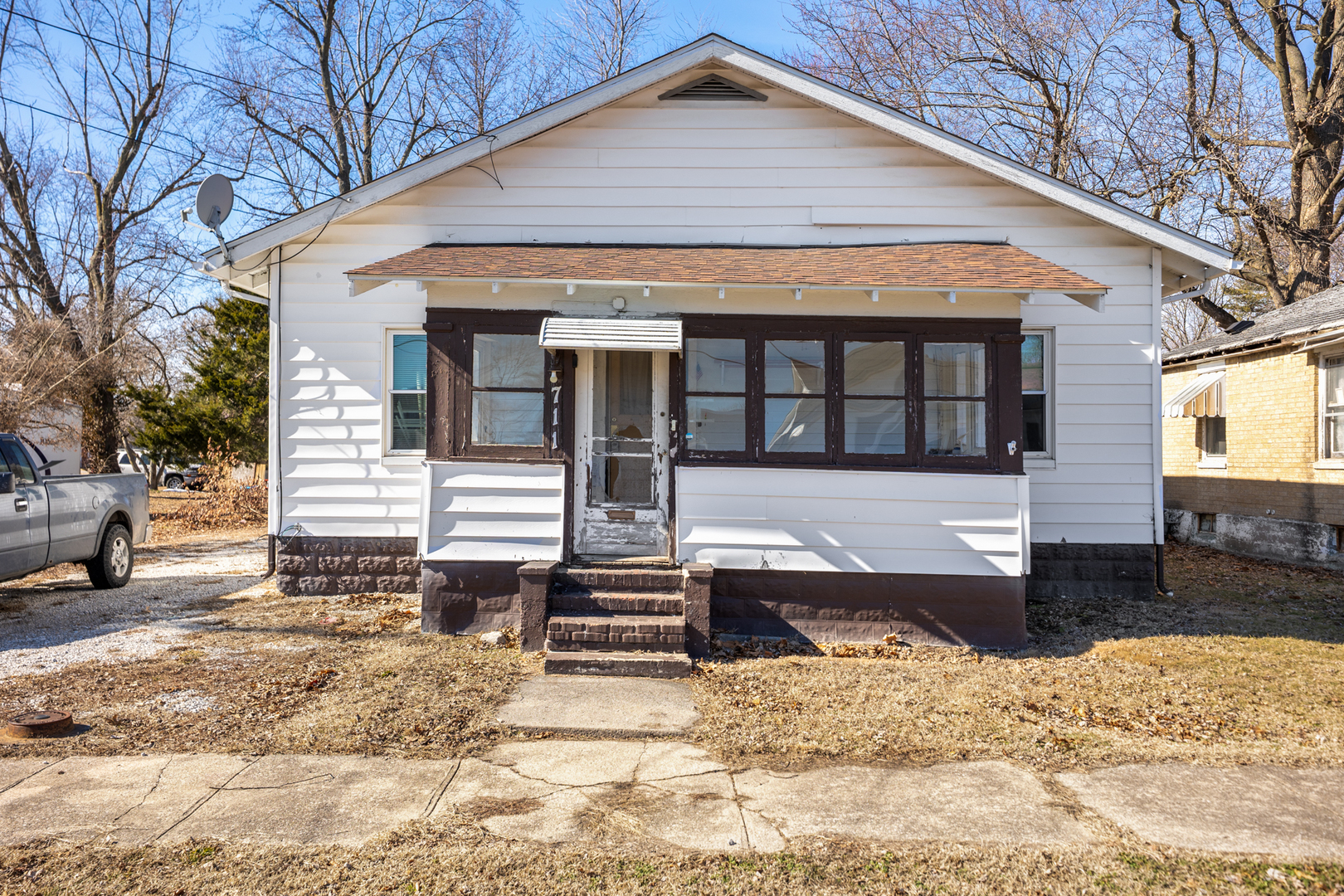 711 South Franklin Street Litchfield, IL 62056 - Photo 2 of 22 a front view of a house with a yard