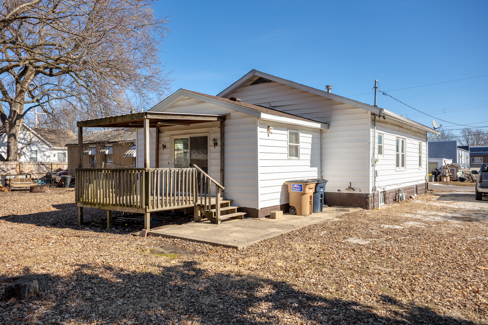 711 South Franklin Street Litchfield, IL 62056 - Photo 3 of 22 a view of a house with a yard and roof