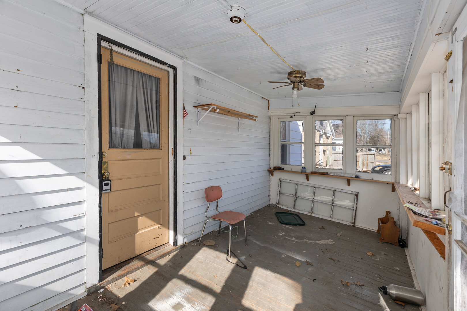 711 South Franklin Street Litchfield, IL 62056 - Photo 4 of 22 a bathroom with a sink a mirror and a shower