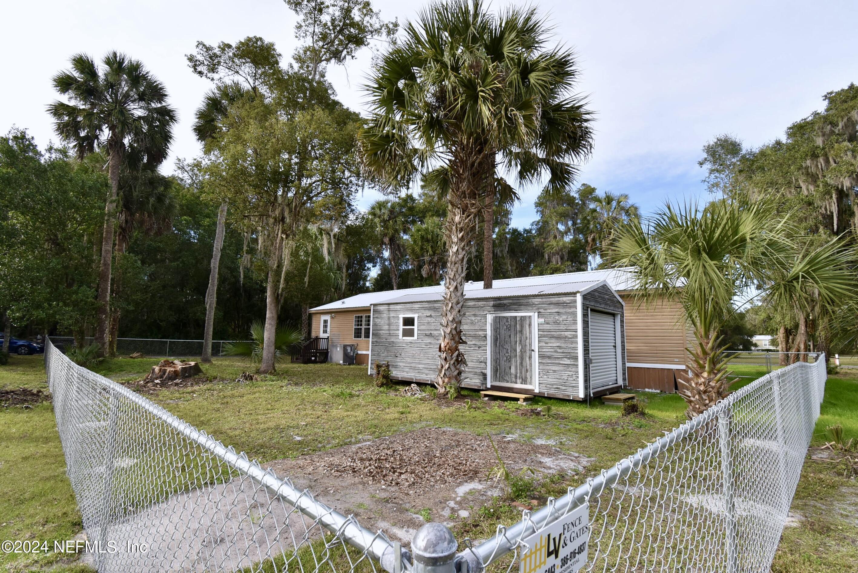 989 Shell Street Welaka, FL 32193 - Photo 4 of 34 a view of a house with backyard and sitting area