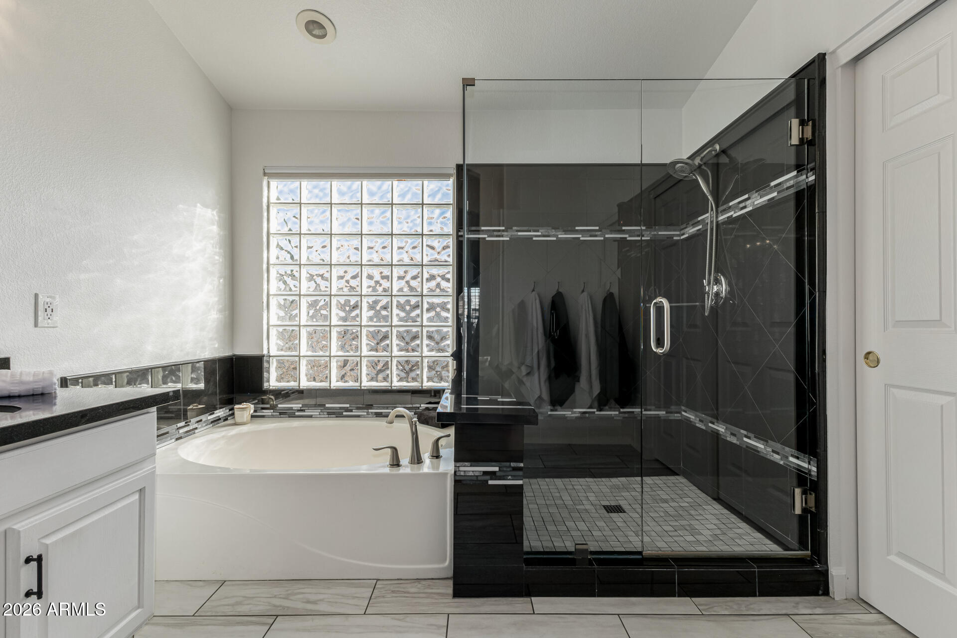 1099 South Justine Court Gilbert, AZ 85296 - Photo 27 of 60 a bathroom with a tub a sink and mirror