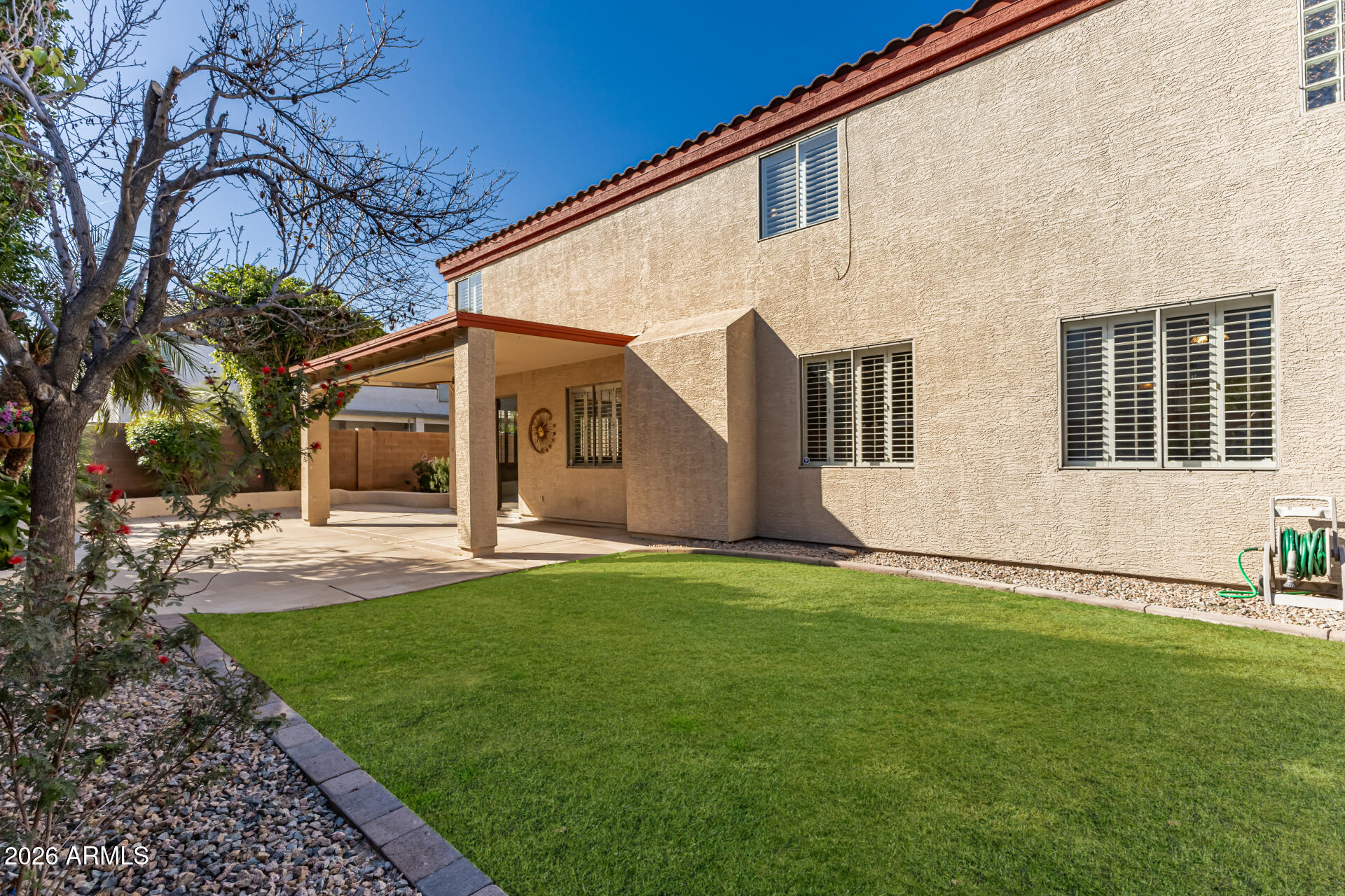1099 South Justine Court Gilbert, AZ 85296 - Photo 38 of 60 a view of a backyard with plants and large tree