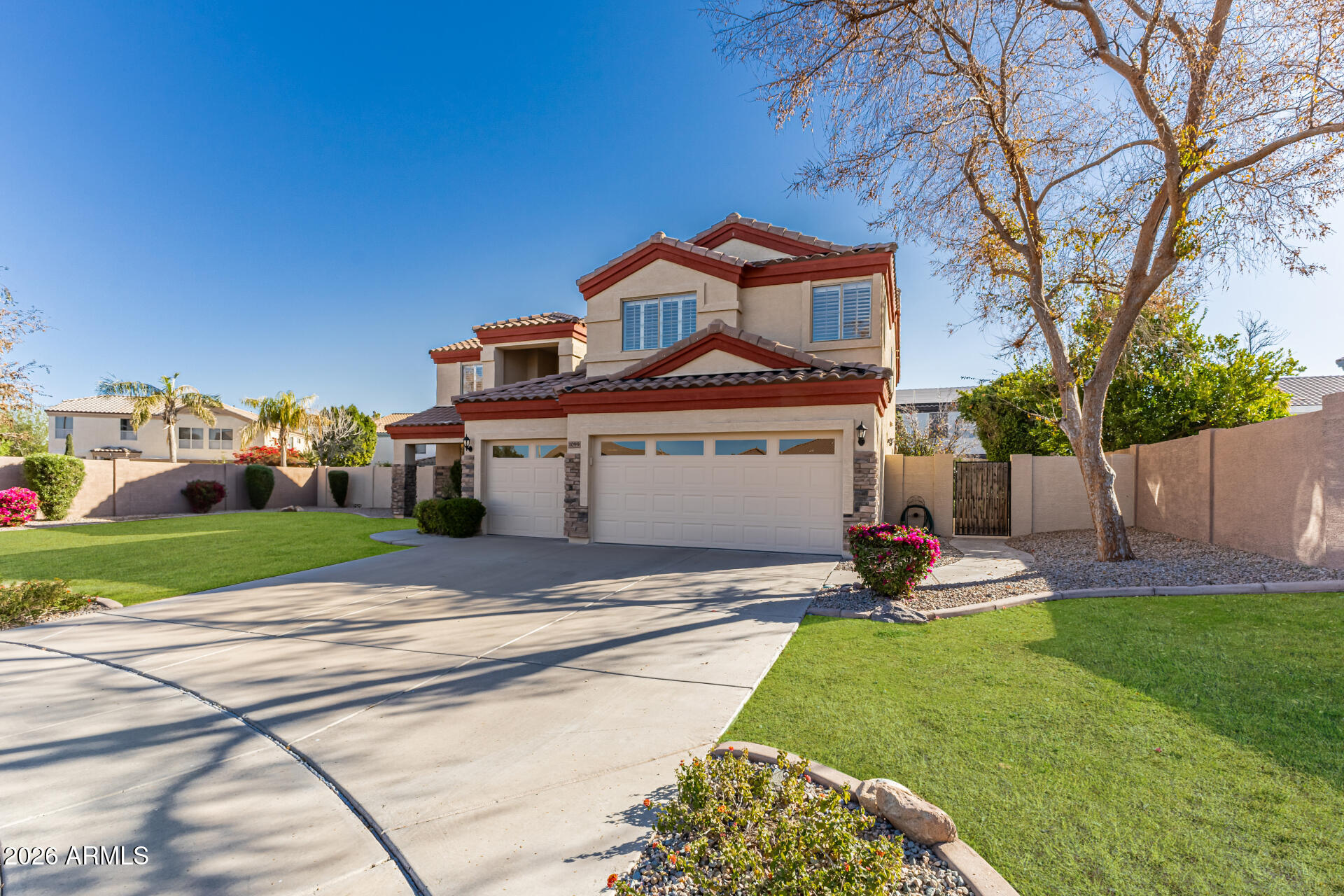 1099 South Justine Court Gilbert, AZ 85296 - Photo 3 of 60 a front view of a house with a yard and garage
