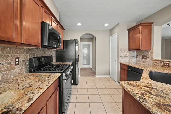$2,100 | 10235 Mills Run Drive, Houston, TX 77070