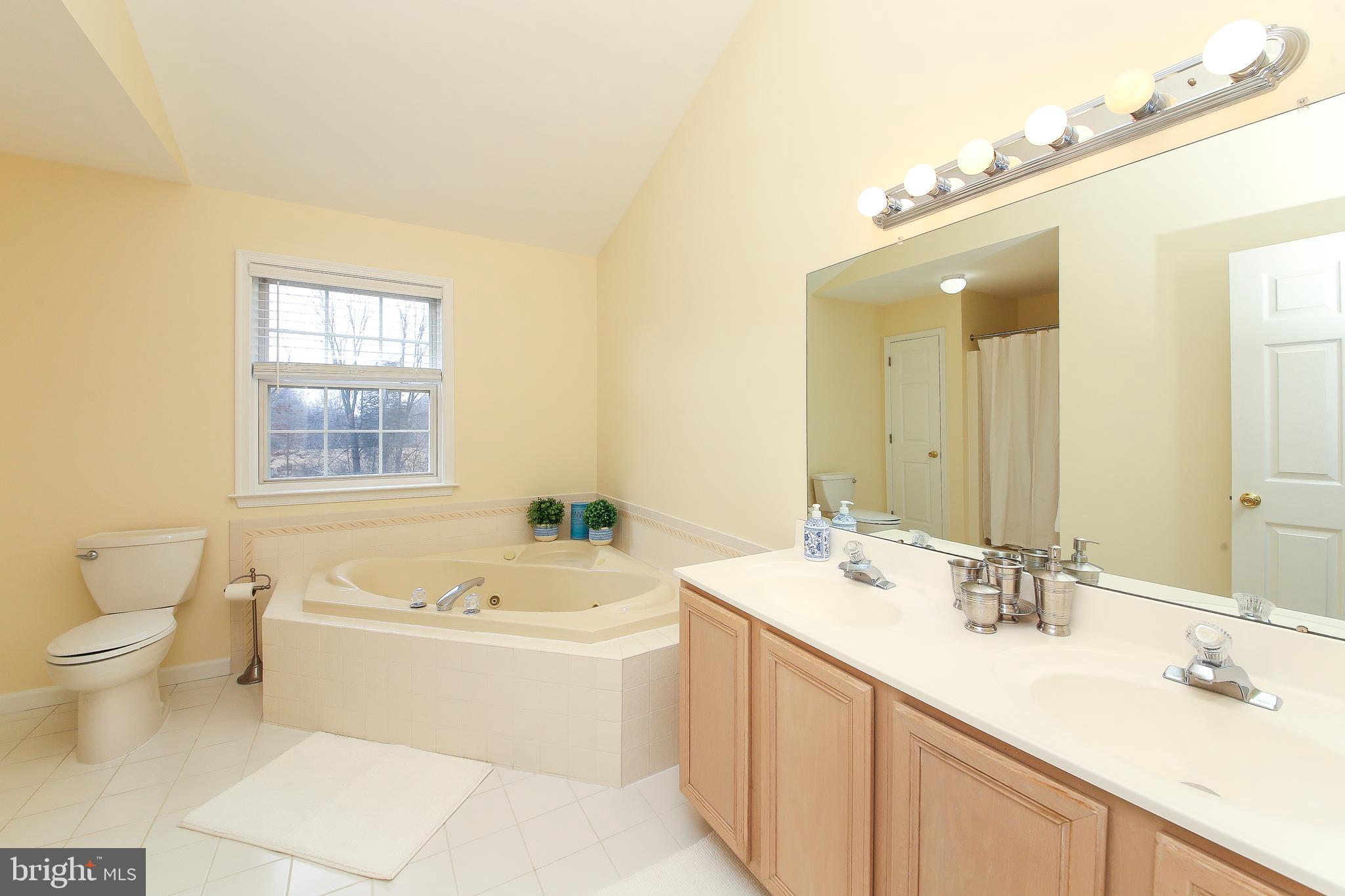 2640 Line Lexington Road Hatfield, PA 19440 - Photo 17 of 30 Primary suite bathroom w/jacuzzi tub