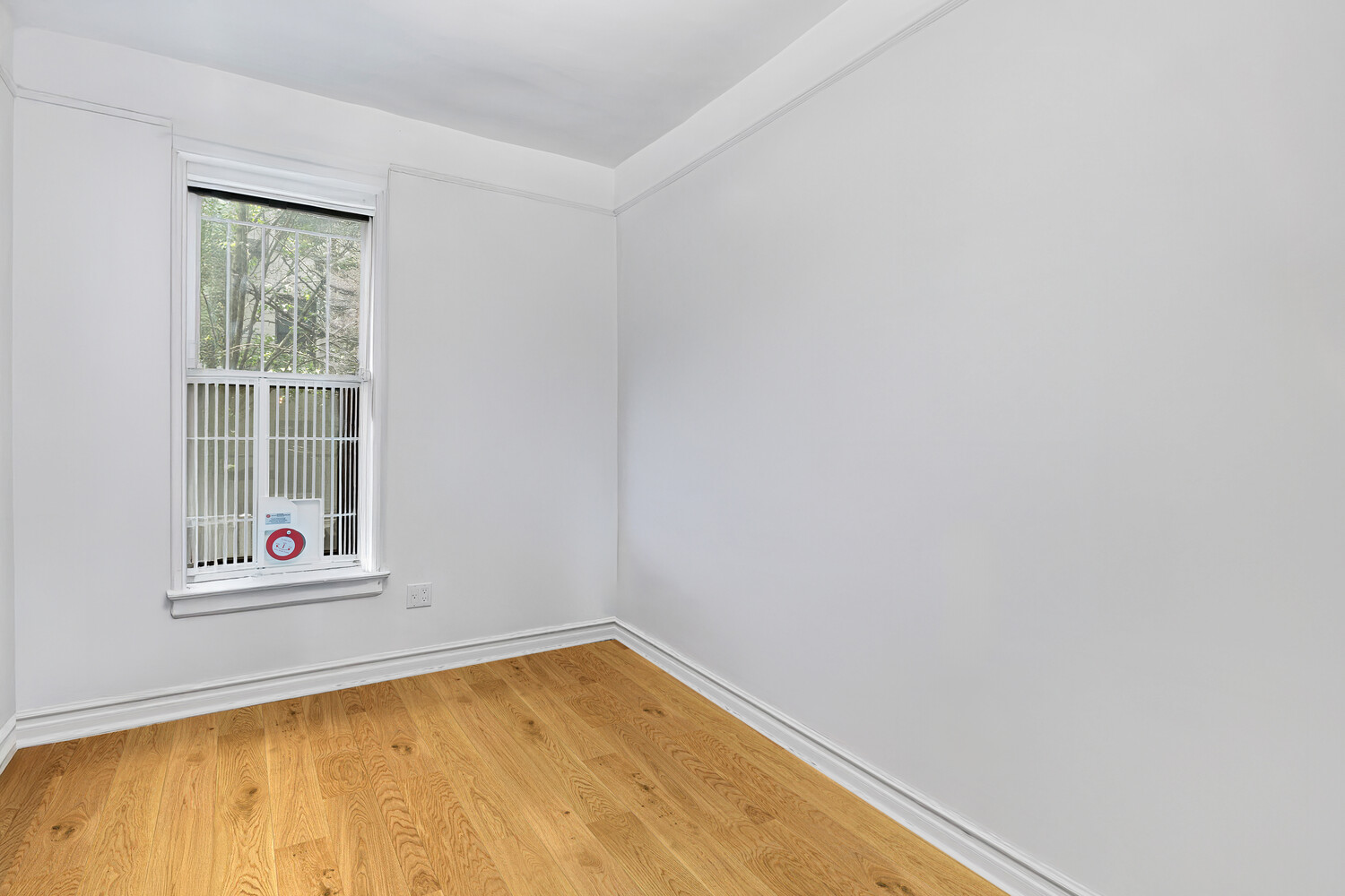 214 Bradhurst Avenue, Unit 4 Manhattan, NY 10039 - Photo 9 of 11 an empty room with a window